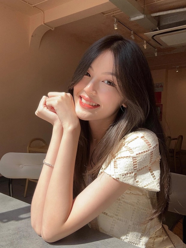 Bạn gái hotgirl vừa được HIEUTHUHAI ngầm công khai: Gia thế khủng, học trường 600 triệu đồng/năm - Hình 11
