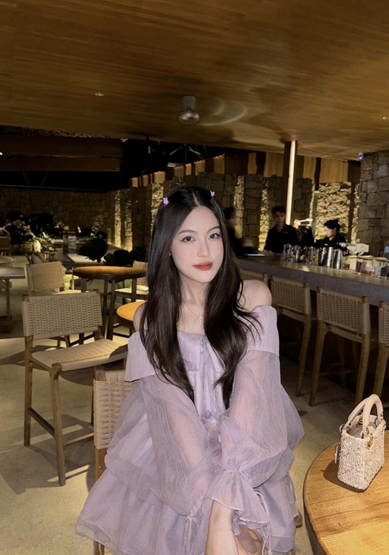 Bạn gái hotgirl vừa được HIEUTHUHAI ngầm công khai: Gia thế khủng, học trường 600 triệu đồng/năm - Hình 10