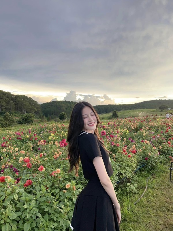 Bạn gái hotgirl vừa được HIEUTHUHAI ngầm công khai: Gia thế khủng, học trường 600 triệu đồng/năm - Hình 9