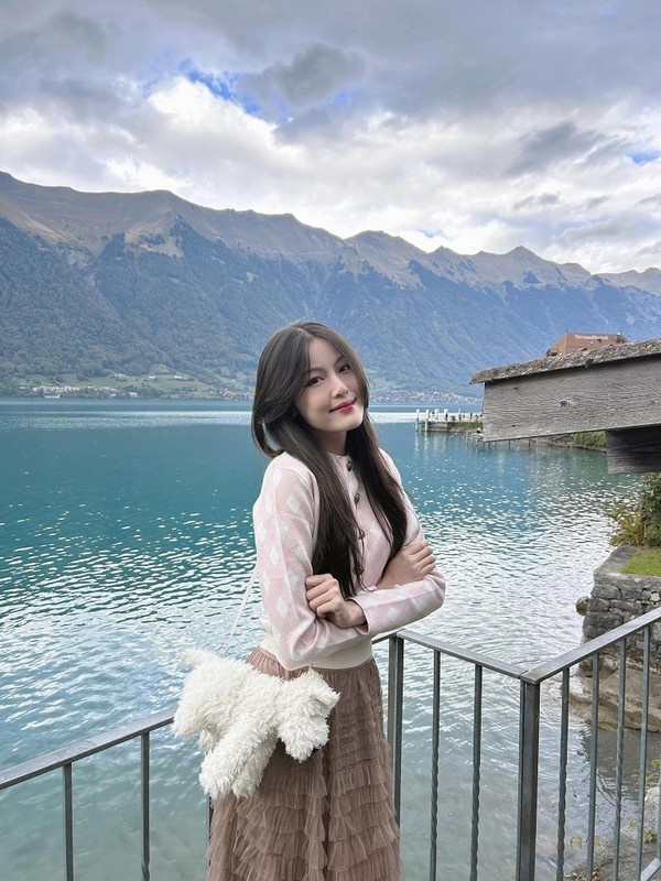 Bạn gái hotgirl vừa được HIEUTHUHAI ngầm công khai: Gia thế khủng, học trường 600 triệu đồng/năm - Hình 8