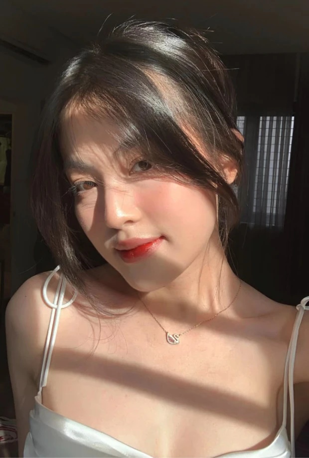 Bạn gái hotgirl vừa được HIEUTHUHAI ngầm công khai: Gia thế khủng, học trường 600 triệu đồng/năm - Hình 2