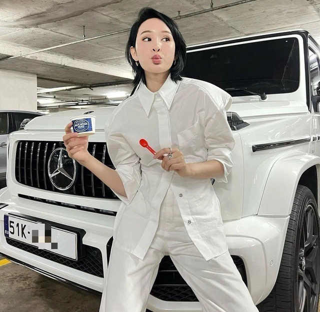 Hiền Hồ che mặt, bịt kín người khi chạy show bằng xe ôm hậu rao bán G63, netizen: Cũng biết ngại? - Hình 3