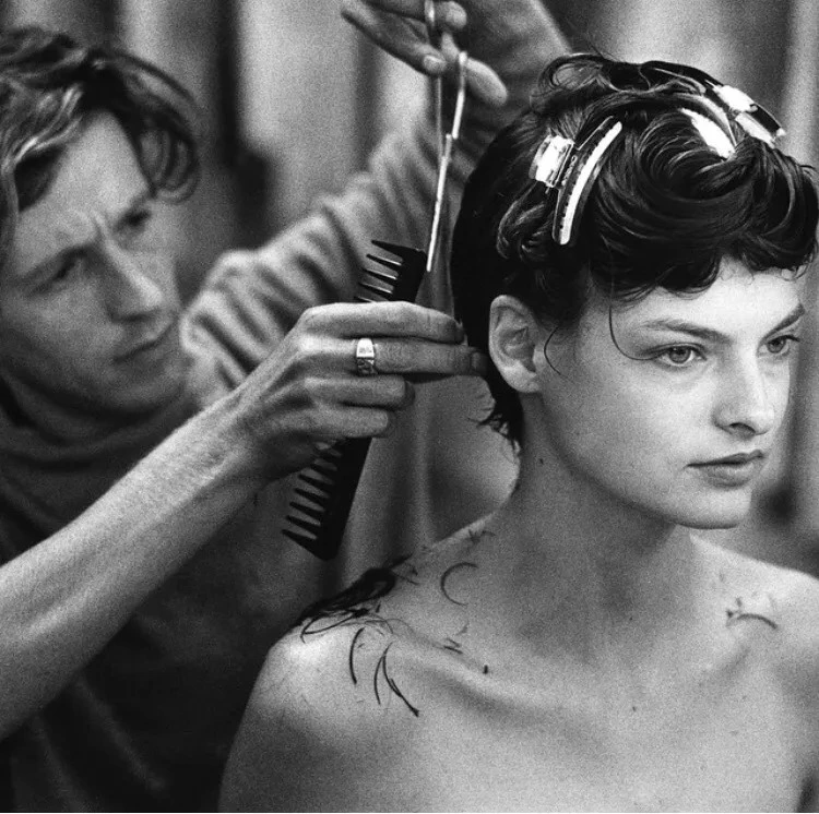 Linda Evangelista: Mất sự nghiệp vì thẩm mỹ, không ra đường nếu không kiếm được 10 ngàn đô 1 ngày - Hình 2