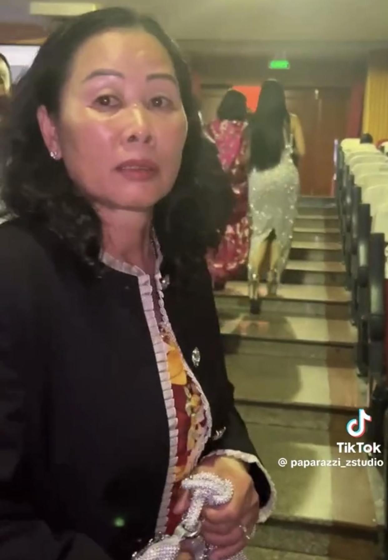 Mẹ ruột Nam Anh - Nam Em bức xúc BTC Miss Universe Vietnam, đứng giữa hội trường la làng cầu cứu - Hình 4