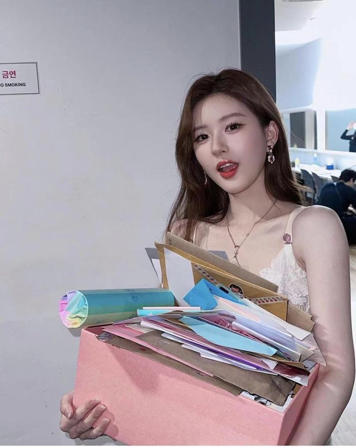 Triệu Lộ Tư bị đuổi khỏi đoàn phim không thương tiếc, fan nóng mặt đòi làm cho ra lẽ - Hình 2
