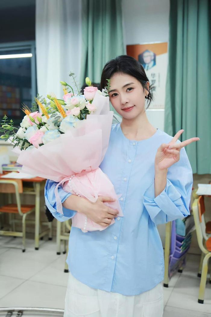 Bạch Lộc diện đồ hiệu bị chê phèn, tạo dáng thua cả hot girl mạng, fan réo tên Triệu Lộ Tư - Hình 6