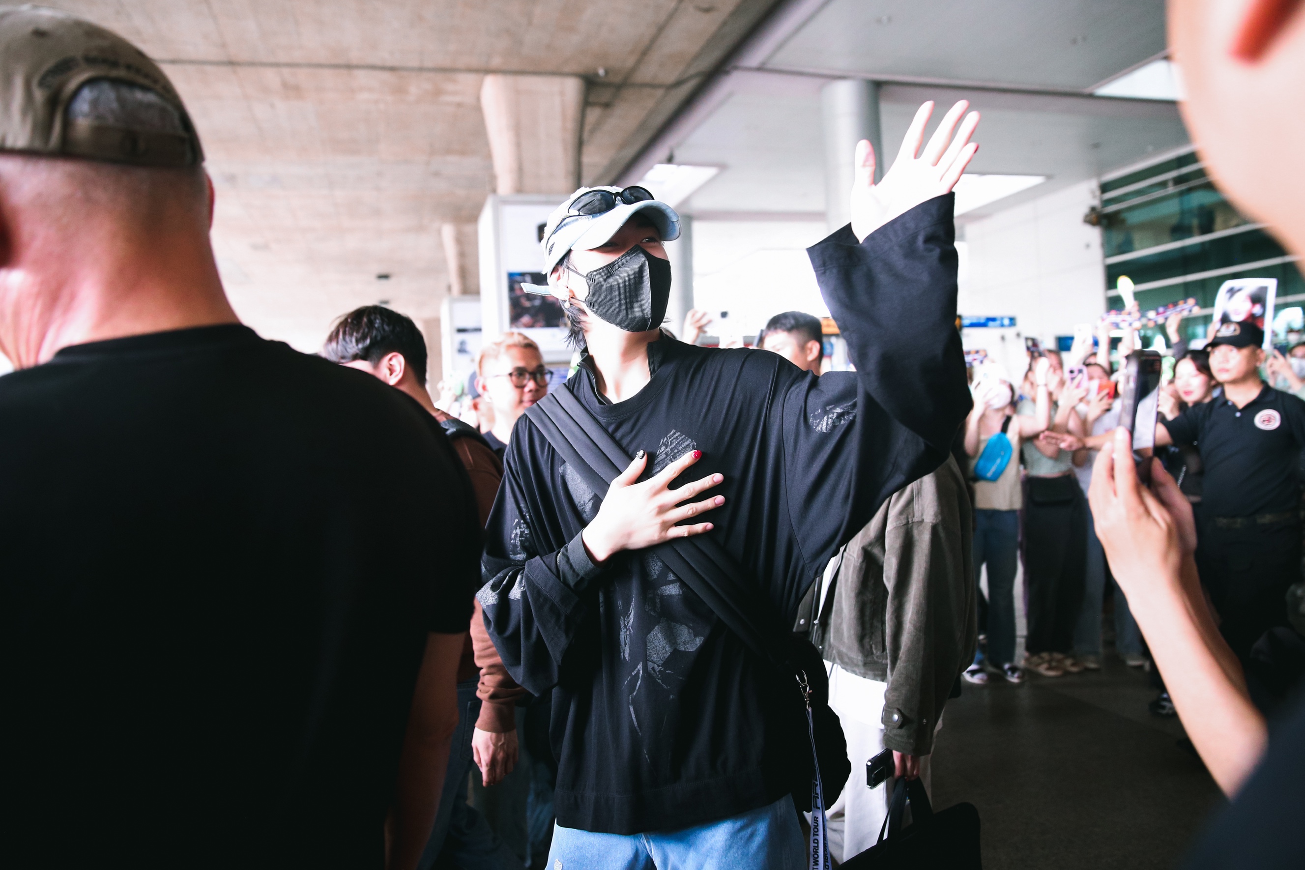 BamBam (GOT7) đội nón lá, nôn tìm chỗ đi ăn bánh tráng trộn khi vừa tới Việt Nam - Hình 4