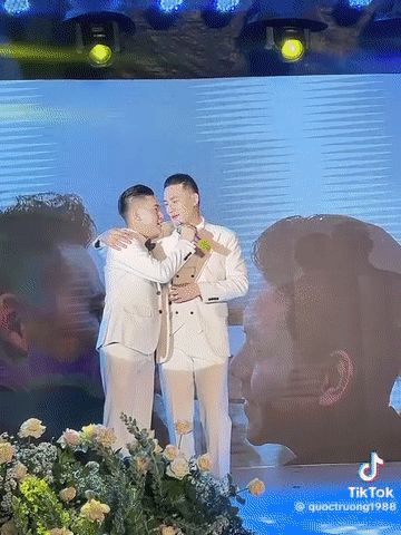 Hà Trí Quang song ca bên bạn trai trong tiệc cưới, còn có hành động tình bể bình ngay trên sân khấu - Hình 1