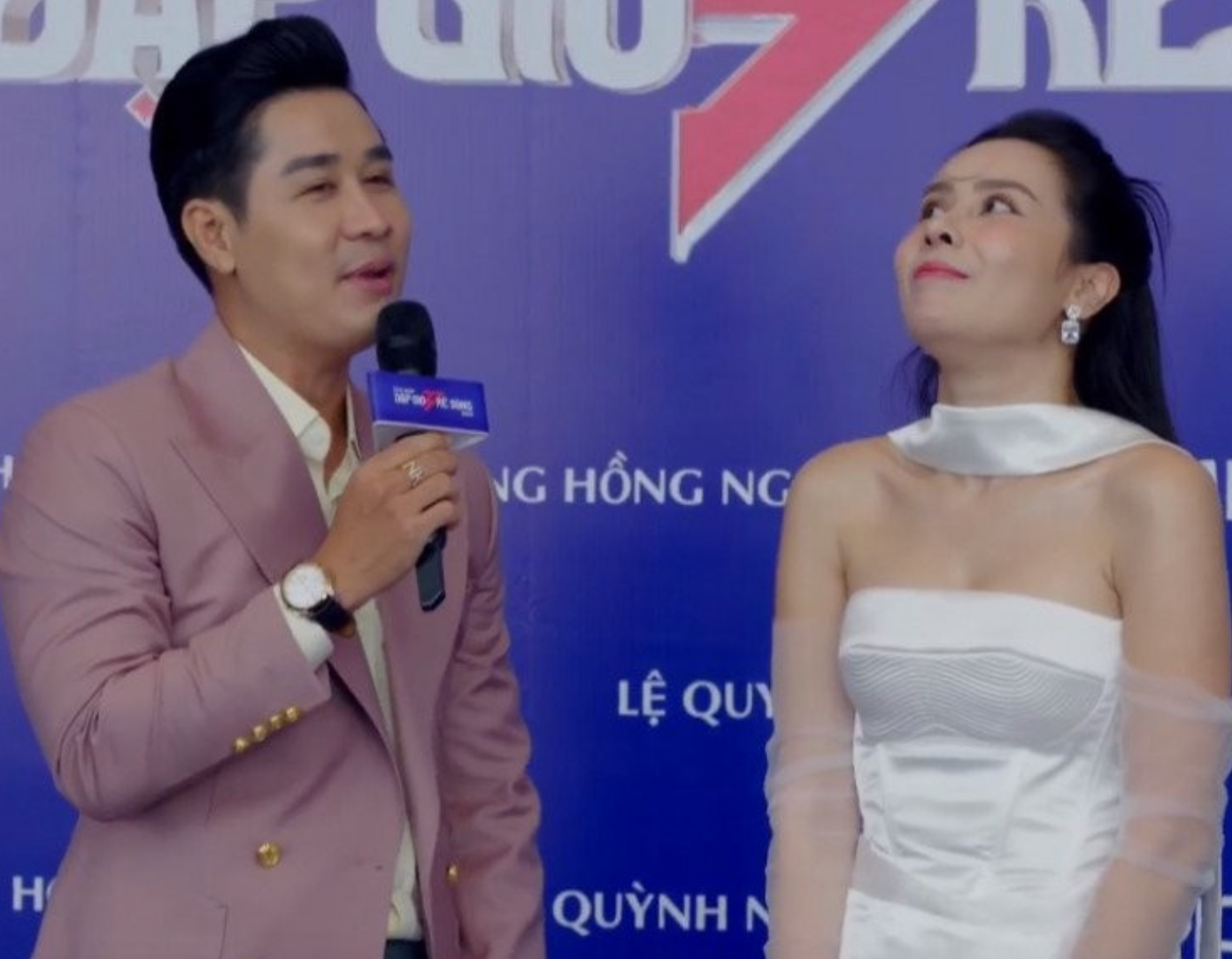 Lưu Hương Giang đơ người trên thảm đỏ với câu hỏi kém duyên, MC Nguyên Khang bị CĐM công kích - Hình 9