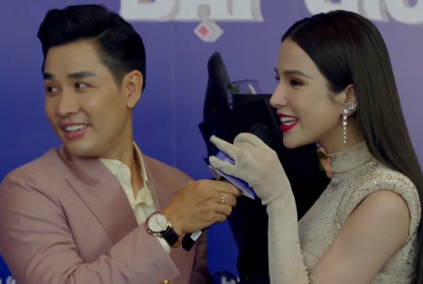 Lưu Hương Giang đơ người trên thảm đỏ với câu hỏi kém duyên, MC Nguyên Khang bị CĐM công kích - Hình 8