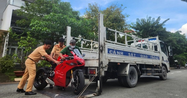 Ngọc Trinh than thở trả giá hơi đắt vì lái môtô, thừa nhận không sớm thì muộn cũng gặp chuyện - Hình 4