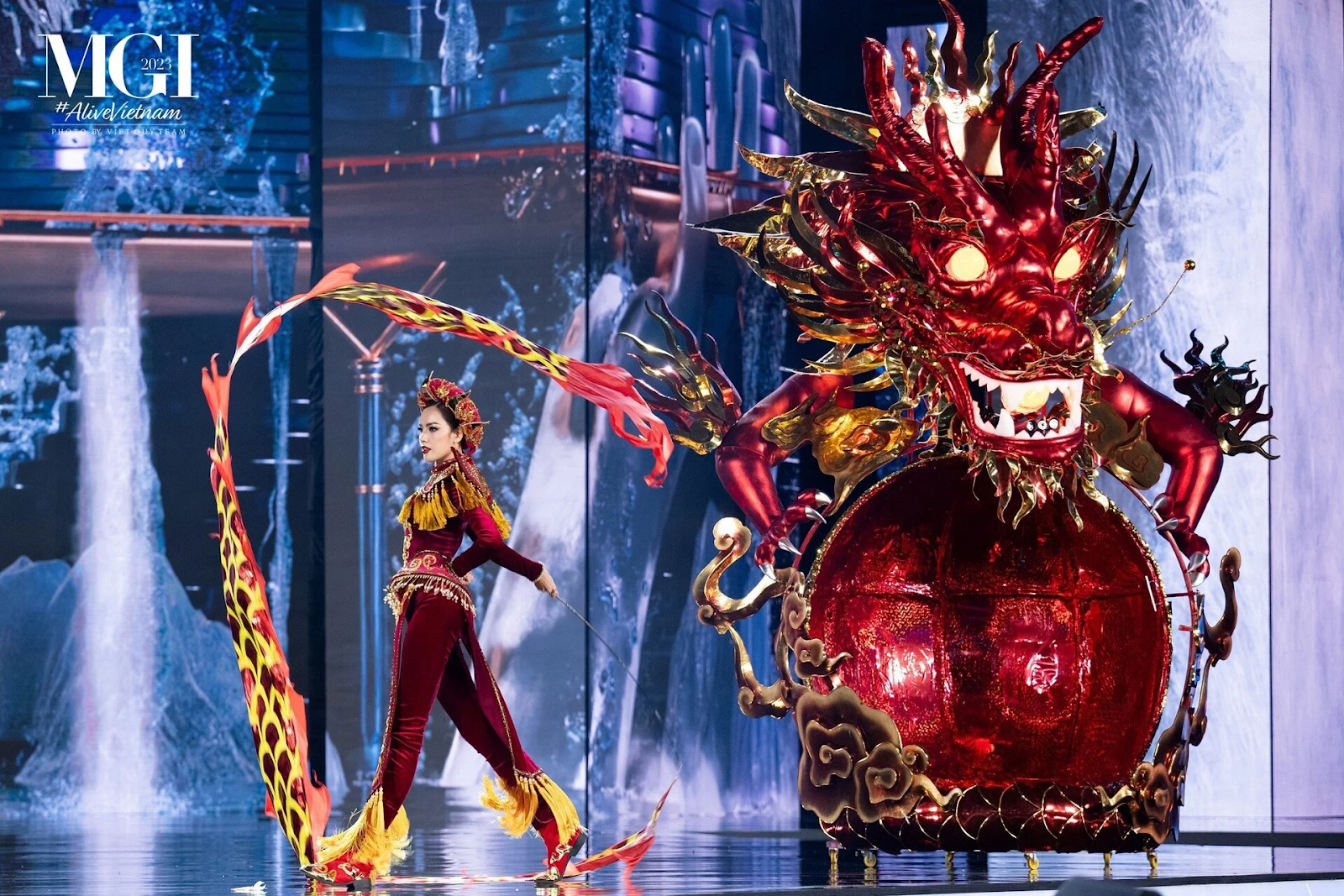 Hoàng Phương bị thương trước thềm thi National Costume, vẫn lấn át dàn đối thủ quốc tế - Hình 3