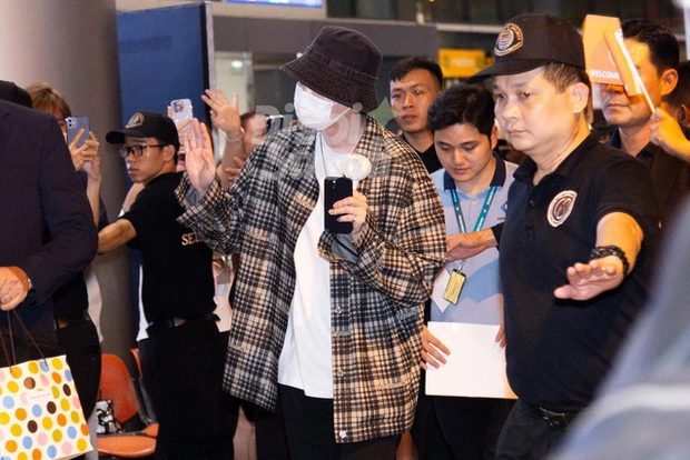 Lee Jong Suk vừa đến Việt Nam đã làm fan đổ gục, 1 hành động ghi điểm tuyệt đối - Hình 2