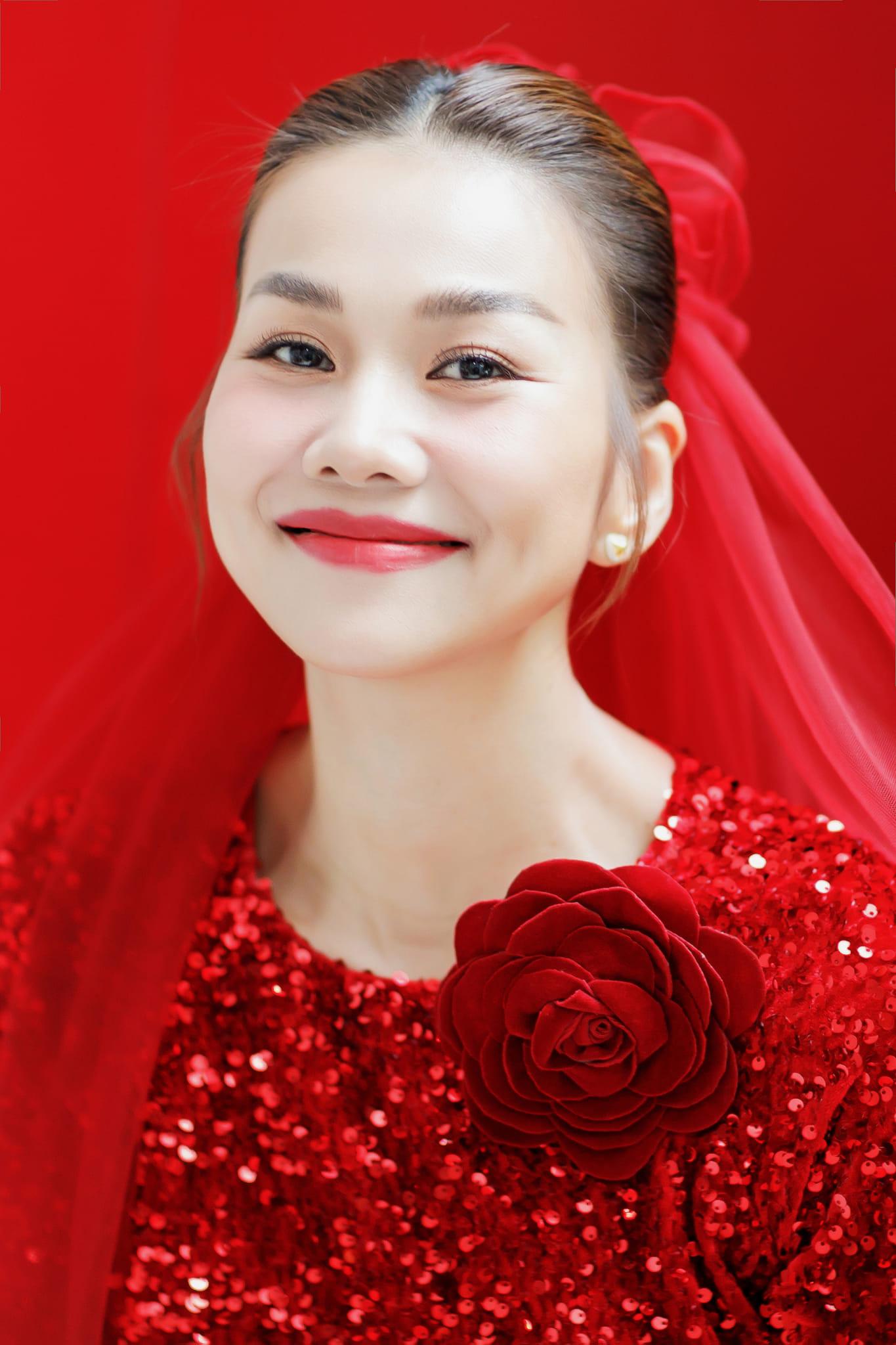 Thanh Hằng nhuộm đỏ trang cá nhân, gây bão với loạt ảnh làm lễ gia tiên, chính thức về nhà chồng - Hình 2