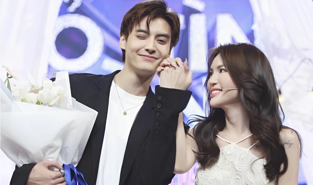 Tuấn Dương chi 400 triệu tạo bất ngờ cho Lucie Nguyễn, mang cả vườn hoa về nhà chỉ để vợ vui - Hình 1
