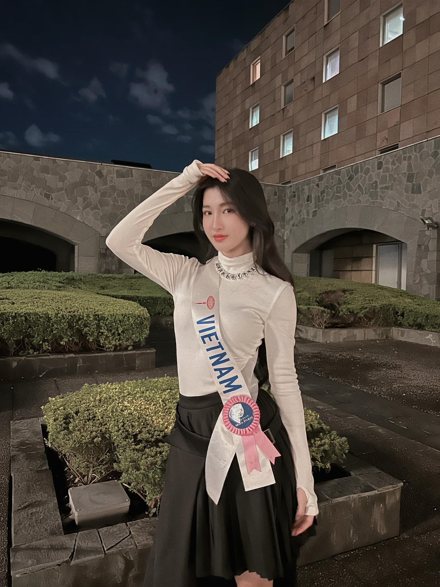 Phương Nhi lộ ảnh bị chê bết bát, không đeo sash, kém duyên trước BGK ở Miss International - Hình 3