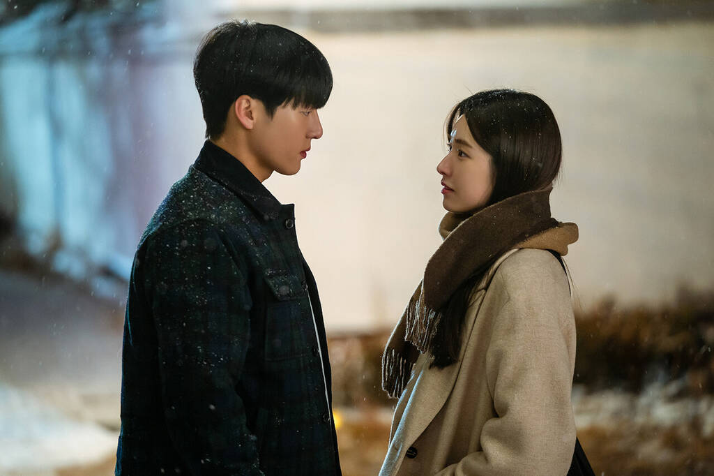 Suzy vừa tái xuất với Doona đã khiến fan nghẹt thở với hàng loạt cảnh phòng the cực nóng - Hình 5