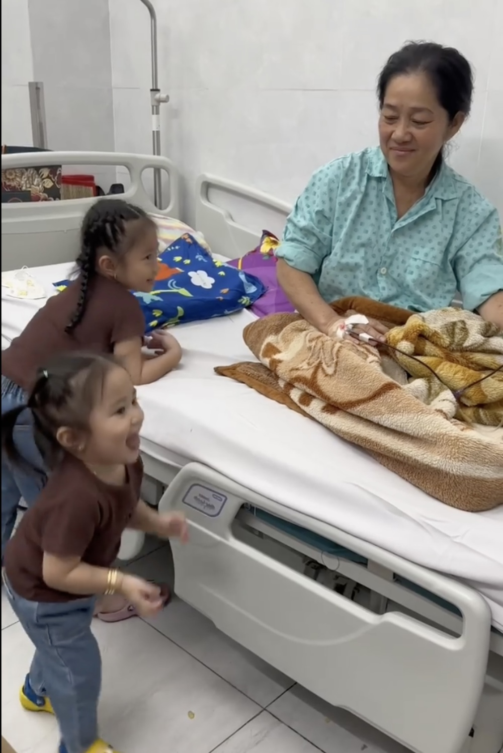 Vợ Lê Dương Bảo Lâm khóc ngất khi mẹ qua đời, sao Việt đau thắt ruột gan khi đọc tâm sự của nam DV - Hình 4