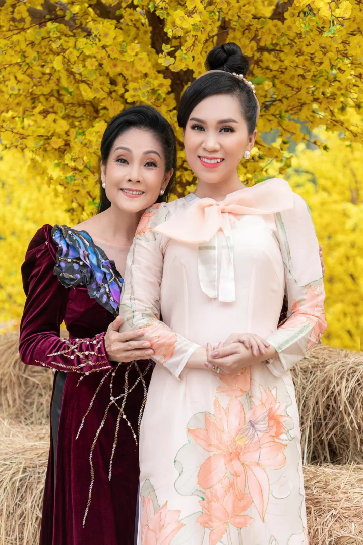 Youtuber đến nhà NSƯT Vũ Linh xem mẹ con Hồng Nhung dọn đồ, Hồng Loan tiết lộ tin sốc - Hình 5