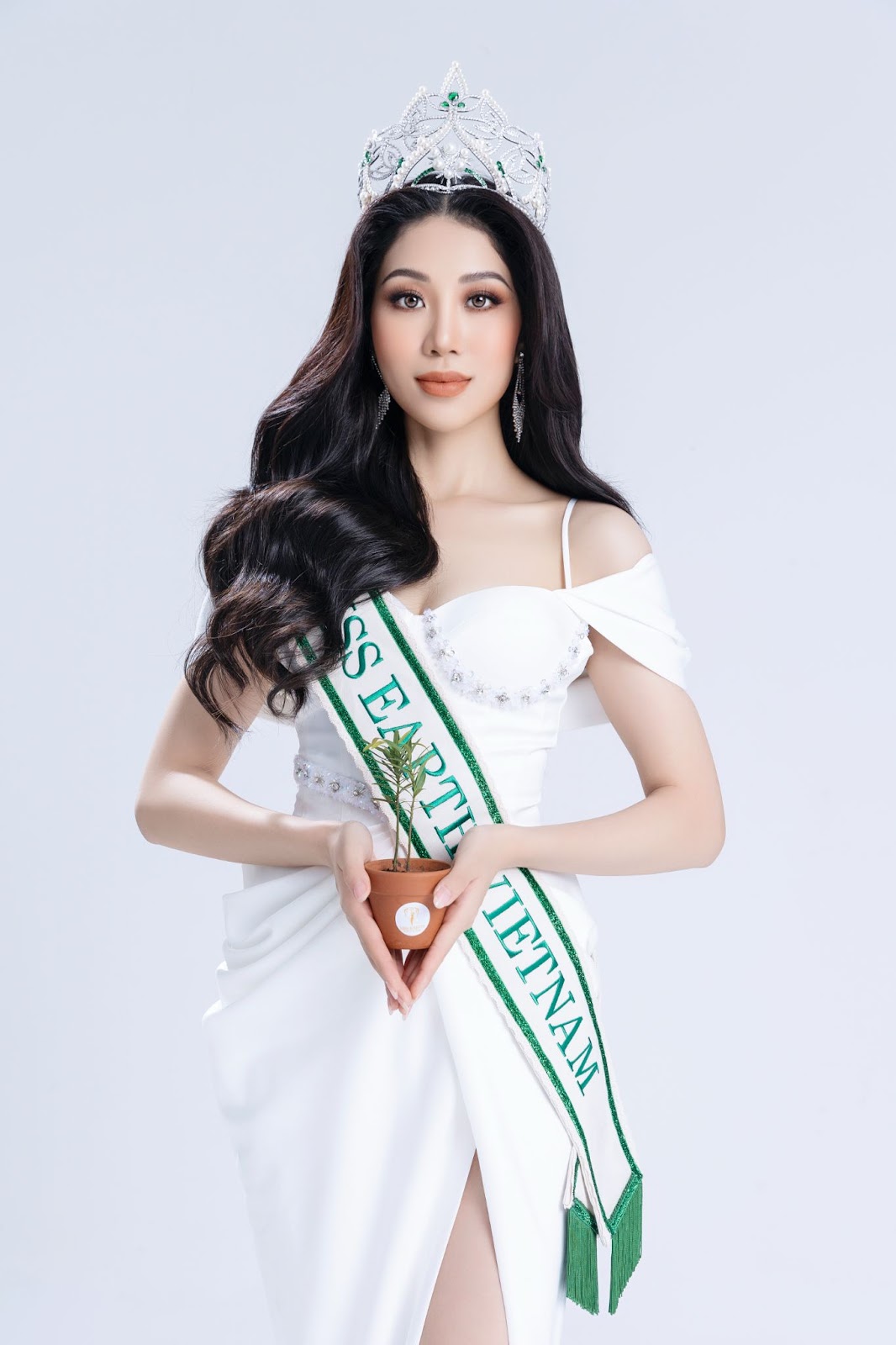 Đỗ Thị Lan Anh chính thức đến với Miss Earth 2023, lần đầu chia sẻ về mẹ - Hình 5