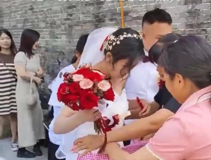 Dâu mới vừa xuống xe hoa bị cô bên chồng đeo 1 thứ lên người, CĐM cảm thán: Hơi quá rồi! - Hình 1