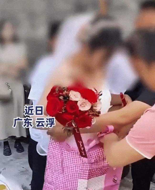 Dâu mới vừa xuống xe hoa bị cô bên chồng đeo 1 thứ lên người, CĐM cảm thán: Hơi quá rồi! - Hình 2