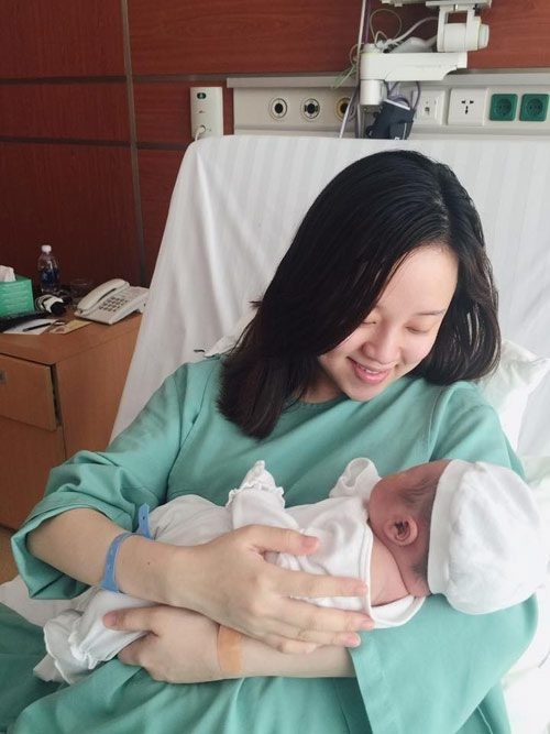 Ly Kute lên xe hoa sau 7 năm bị Mạc Hồng Quân chia tay khi mang bầu, con trai lần đầu có bố - Hình 1
