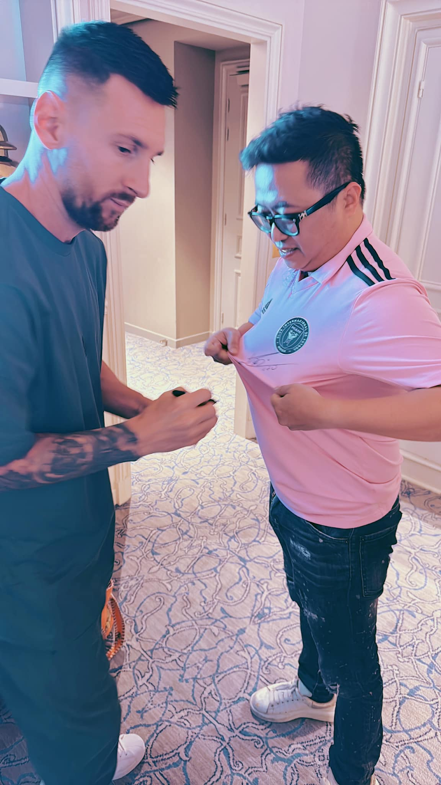 Doanh nhân Quốc Cường đến chúc mừng Messi giành QBV, được ký tặng áo tại phòng ngủ, liền đá đểu Jack - Hình 2