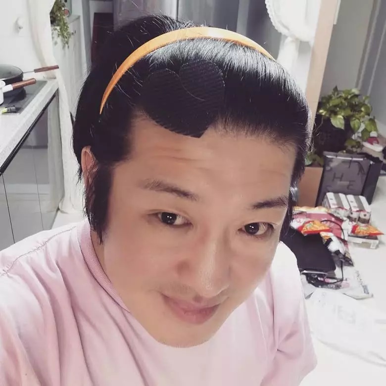 Heo Sung Tae: Ác nhân Squid Game từng bỏ lương 1,3 tỷ/năm để làm diễn viên, ngoài đời cực cute - Hình 7