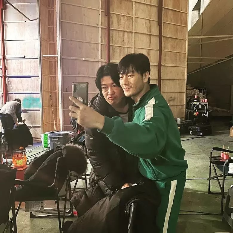 Heo Sung Tae: Ác nhân Squid Game từng bỏ lương 1,3 tỷ/năm để làm diễn viên, ngoài đời cực cute - Hình 6