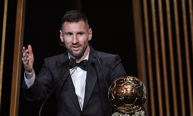 Messi lập kỷ lục mới khi nhận Quả Bóng Vàng thứ 8, 3 quý tử nhập hội anti-fan bố - Hình 5
