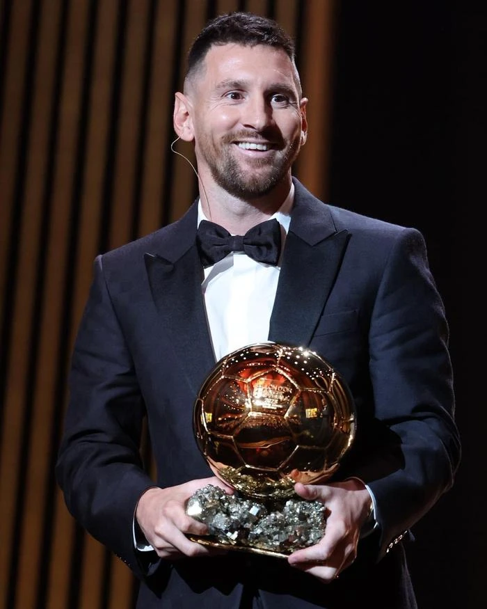 Messi lập kỷ lục mới khi nhận Quả Bóng Vàng thứ 8, 3 quý tử nhập hội anti-fan bố - Hình 4