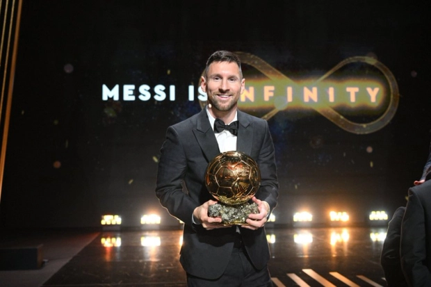 Messi lập kỷ lục mới khi nhận Quả Bóng Vàng thứ 8, 3 quý tử nhập hội anti-fan bố - Hình 1