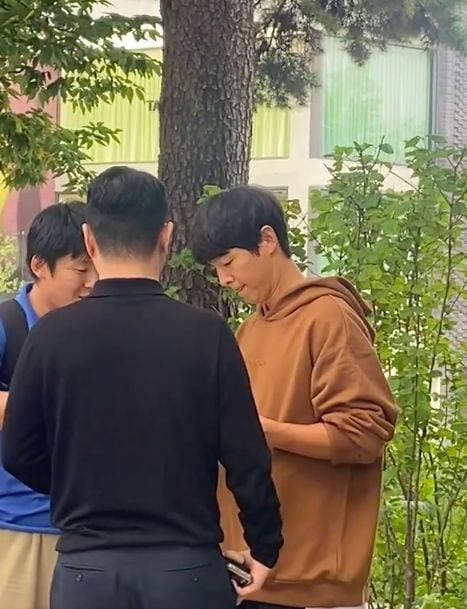 Song Joong Ki lộ nhan sắc già nua xấu xí qua ảnh do người đi đường chụp, CĐM chê kém xa Song Hye Kyo - Hình 1