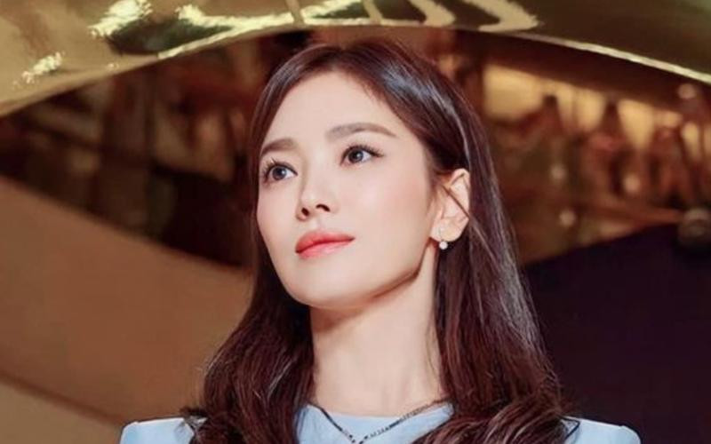 Song Joong Ki lộ nhan sắc già nua xấu xí qua ảnh do người đi đường chụp, CĐM chê kém xa Song Hye Kyo - Hình 8