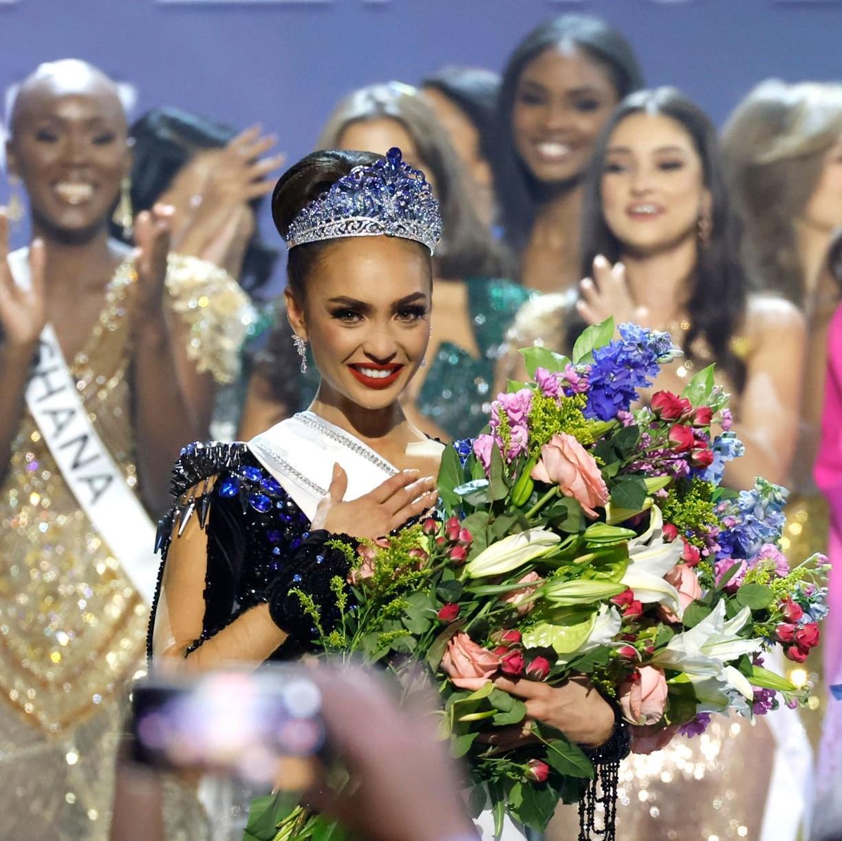 Một người đẹp đăng quang Miss Universe dù bị tố mua giải, quan hệ mật thiết với nhà tài trợ, BGK - Hình 2