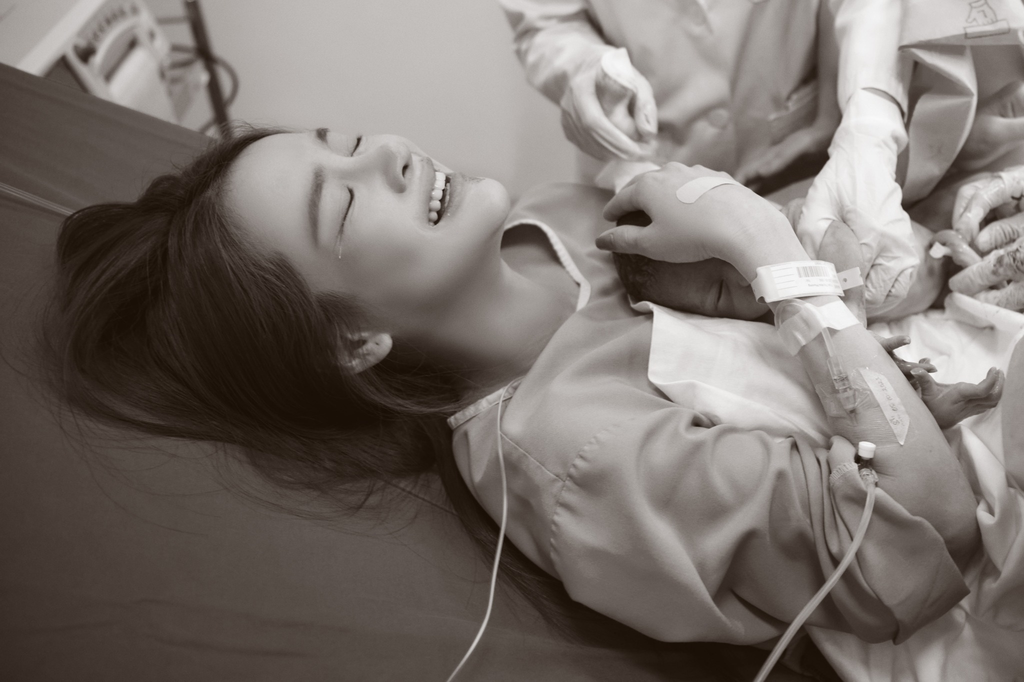 Nhã Phương bật khóc khi hạ sinh con thứ 2, động thái của con gái đồng lòng gây chú ý - Hình 2