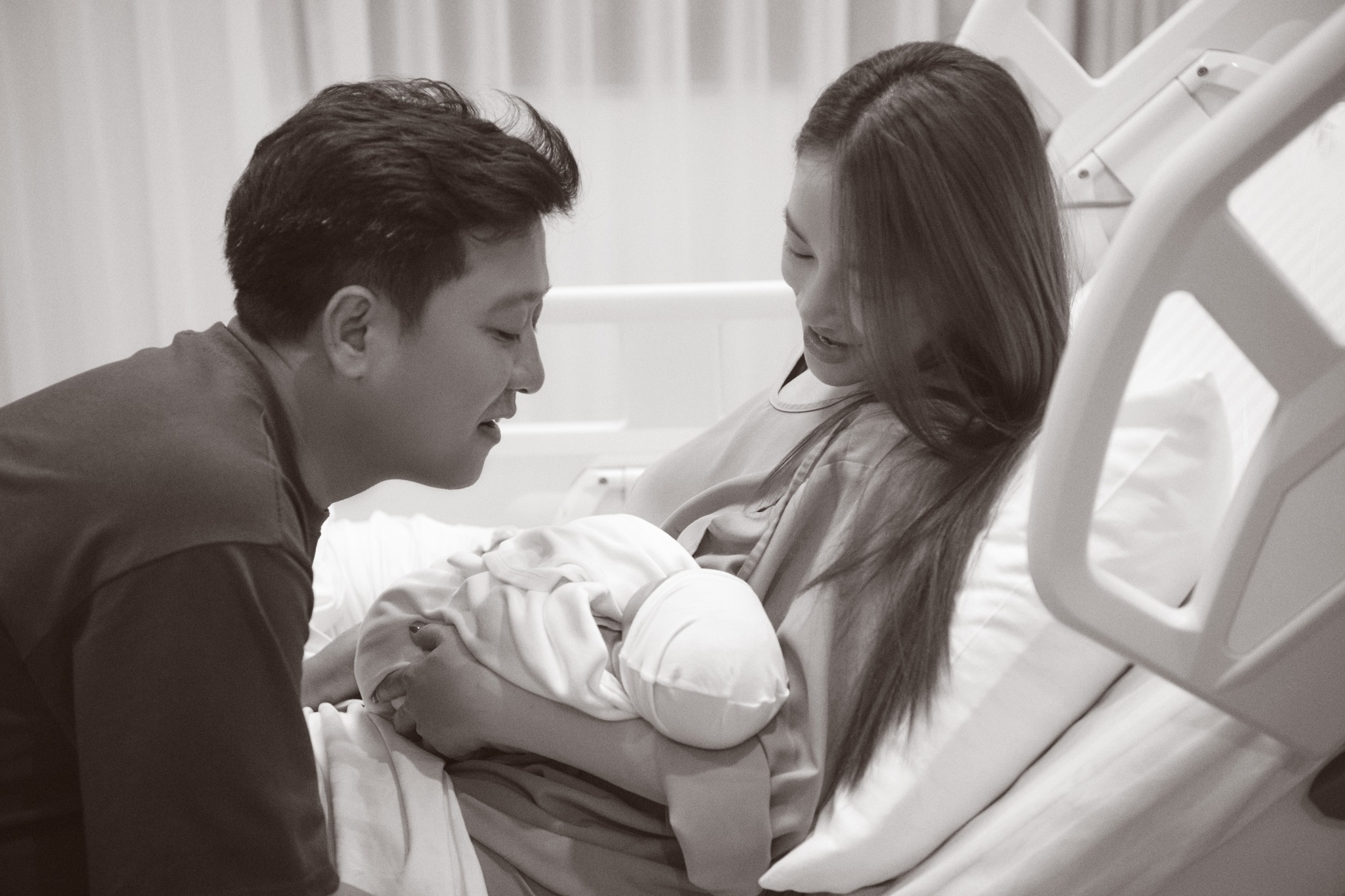 Nhã Phương bật khóc khi hạ sinh con thứ 2, động thái của con gái đồng lòng gây chú ý - Hình 3