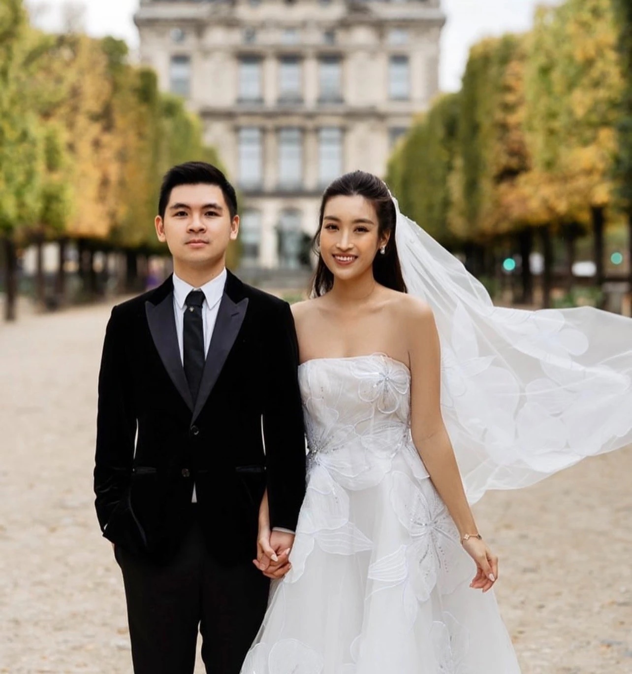 Đỗ Mỹ Linh chiếm spotlight vì hành động tinh tế với chồng, nhan sắc hậu sinh con đầu lòng gây chú ý - Hình 4