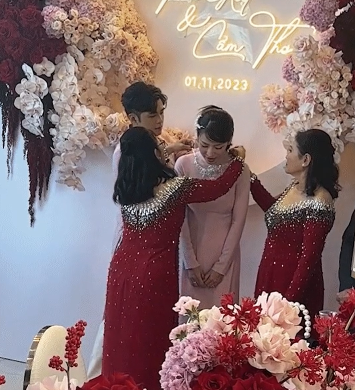 Mẹ Puka để lộ mối quan hệ với chị sui ngay ngày trọng đại, Anh Tú bóc lì xì khủng - Hình 1