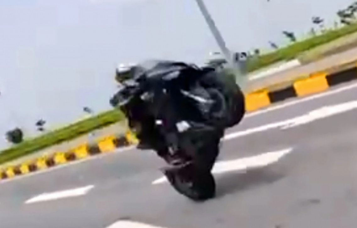 TikToker Tuấn Cận bị khởi tố, hãi hùng cảnh tượng lái xe bốc đầu 300km/h, CĐM so sánh Ngọc Trinh - Hình 4
