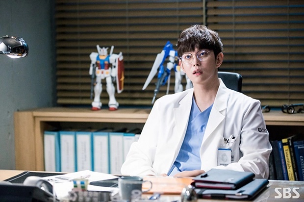 Yoon Kyun Sang: Nam thứ cao 1m91 của Doctors từng trượt đại học, lột xác ngoạn mục sau giảm cân - Hình 8