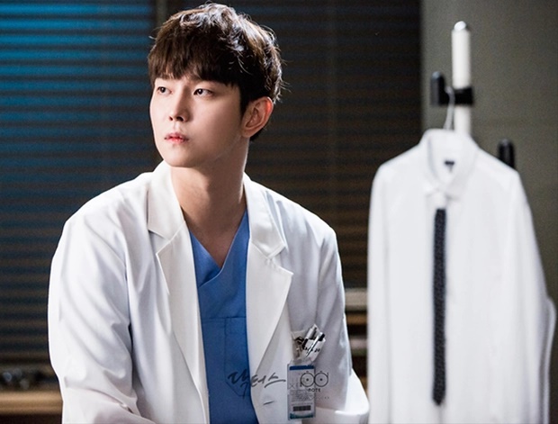 Yoon Kyun Sang: Nam thứ cao 1m91 của Doctors từng trượt đại học, lột xác ngoạn mục sau giảm cân - Hình 9