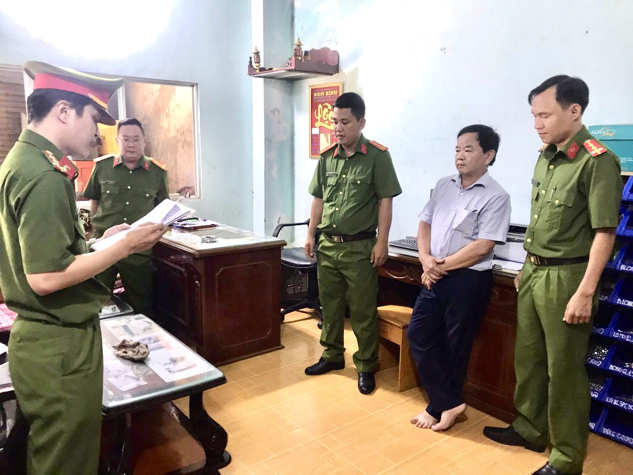 Bắt giam 2 cán bộ sở làm giả giấy tờ trong lĩnh vực đăng kiểm ở Cà Mau - Hình 1