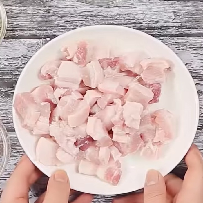 Cách làm thịt ba chỉ rang muối đậm đà, đưa cơm ngày thu se lạnh - Hình 2