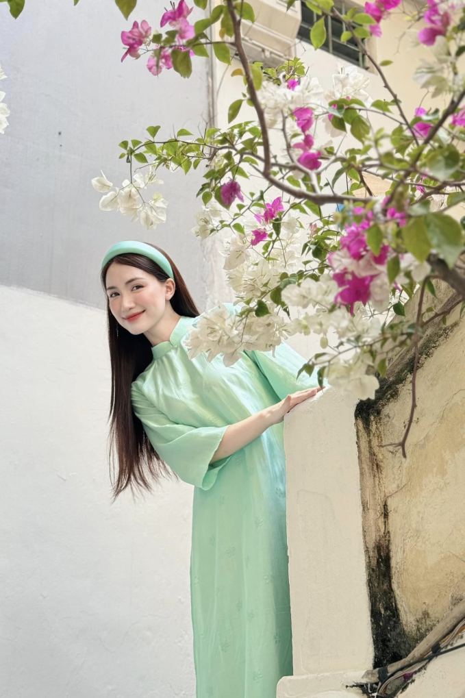 Cam thường soi nhan sắc Hoà Minzy dự đám hỏi Văn Hậu, so với ảnh sống ảo liệu có khác? - Hình 8