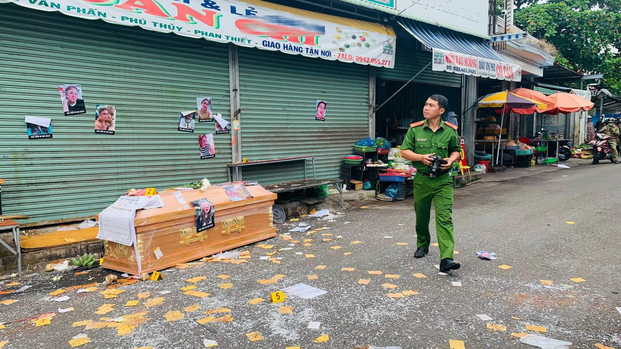 Đặt quan tài, rải vàng mã trước nhà chủ hụi để gây áp lực đòi nợ - Hình 1