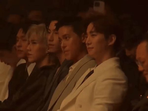 Loạt khung hình tinh hoa hội tụ: Junho (2PM) so kè hoàng tử nụ cười James Jirayu, mỹ nam GOT7 như mất sổ gạo giữa dàn nam thần Thái - Hình 4