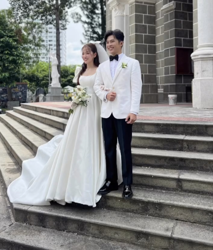 Puka và Gin Tuấn Kiệt tổ chức đám cưới ở nhà thờ vào sáng nay: Cô dâu suýt rơi nhẫn, hé lộ sao nữ Vbiz bắt được hoa - Hình 1