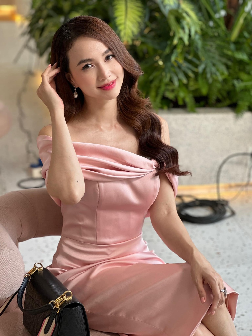 Sau sinh, Đinh Ngọc Diệp trông trẻ trung nhờ diện váy áo nhiều màu sắc - Hình 5